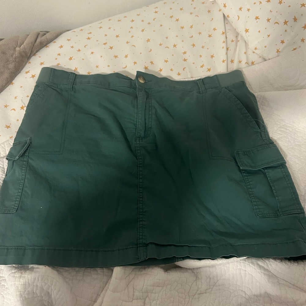 Regular fit mid rise skort